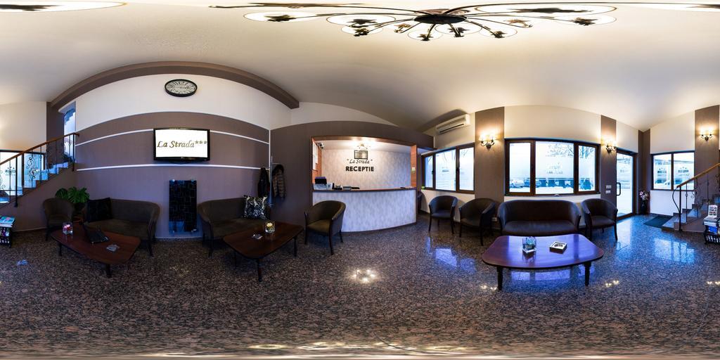 Hotel La Strada Ploieşti Exterior foto